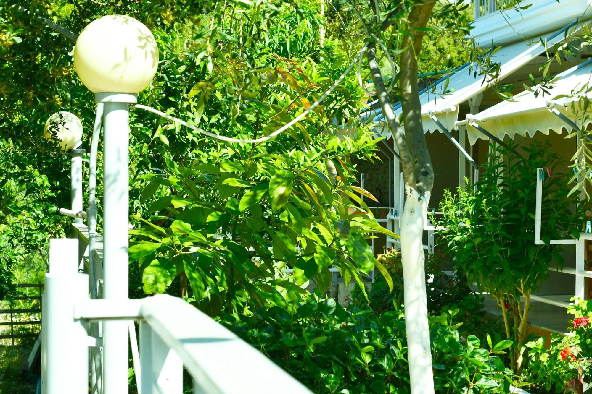 Garden Rooms Himare Ngoại thất bức ảnh